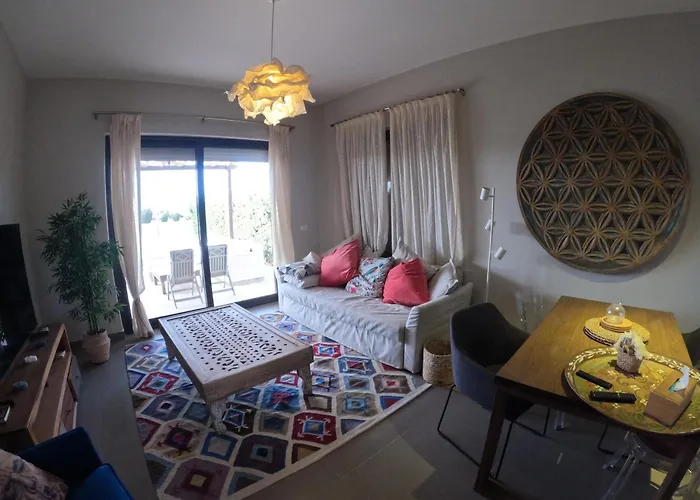 Cyan 4-bedroom Townhouse Villa, Sleeps 6-10 Persons الجونة