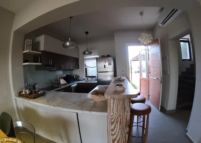 Cyan 4-bedroom Townhouse Villa, Sleeps 6-10 Persons فيلة *