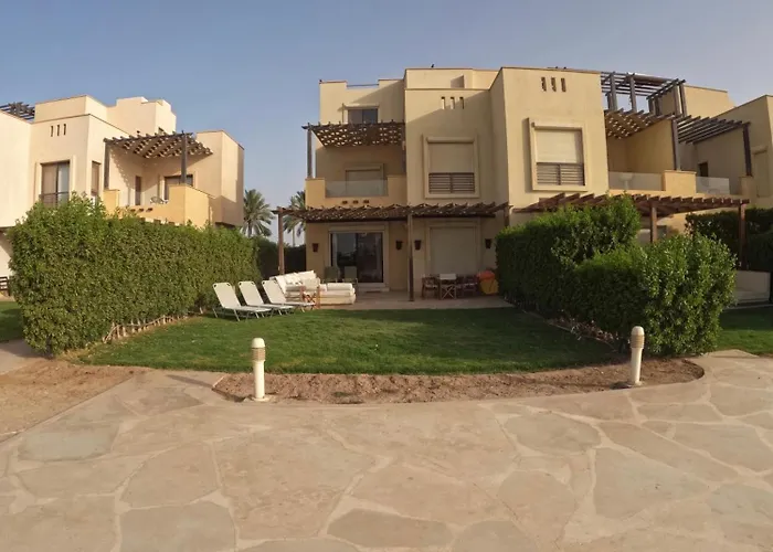 Cyan 4-bedroom Townhouse Villa, Sleeps 6-10 Persons الجونة