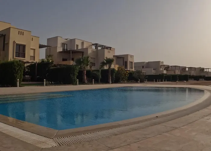 Cyan 4-bedroom Townhouse Villa, Sleeps 6-10 Persons * الجونة