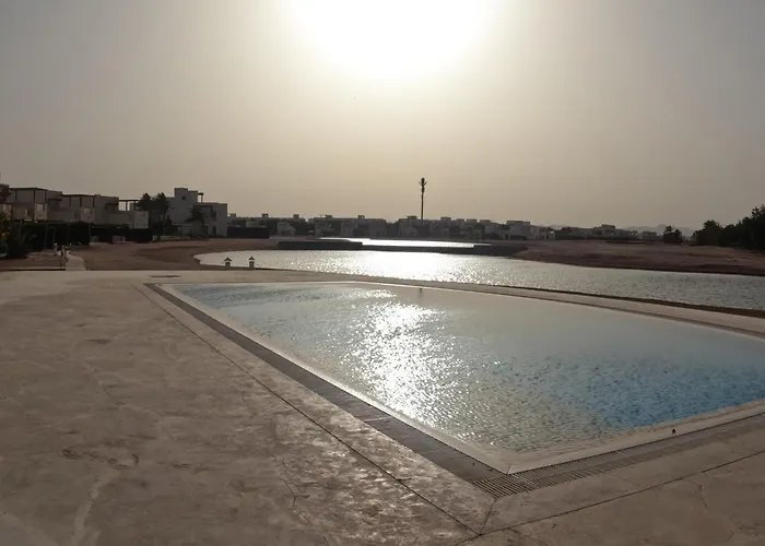 Cyan 4-bedroom Townhouse Villa, Sleeps 6-10 Persons فيلة *