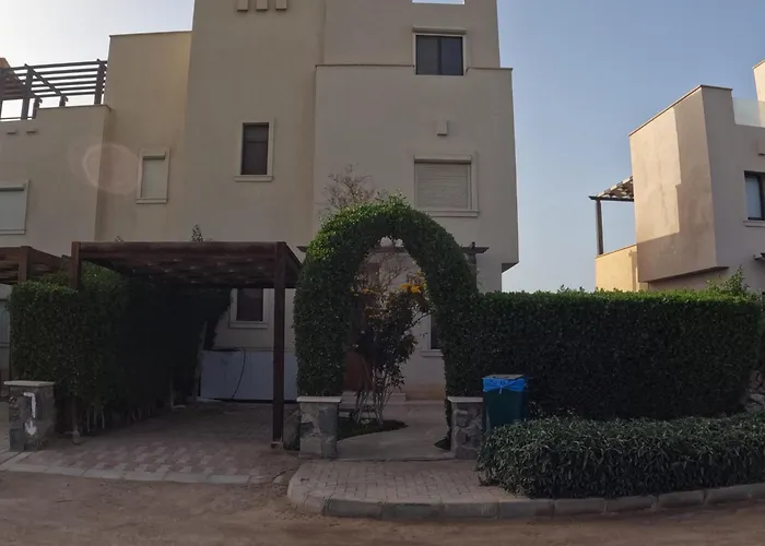 Cyan 4-bedroom Townhouse Villa, Sleeps 6-10 Persons * الجونة