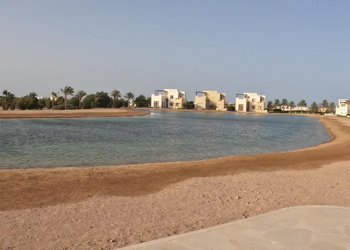 Cyan 4-bedroom Townhouse Villa, Sleeps 6-10 Persons الجونة