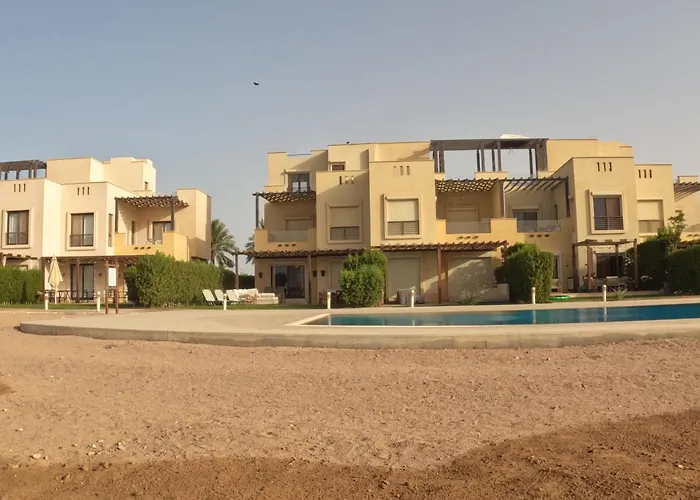 Cyan 4-bedroom Townhouse Villa, Sleeps 6-10 Persons *