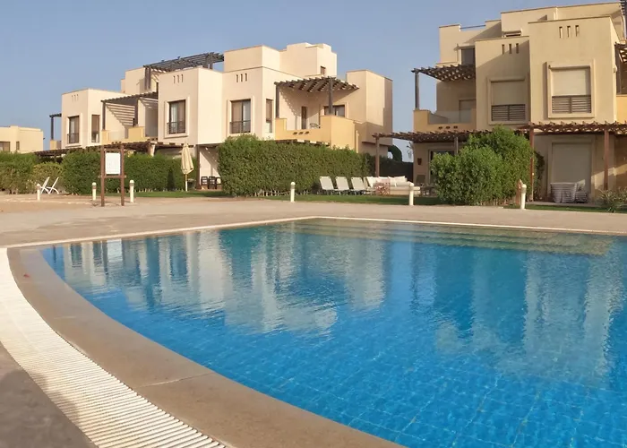 Cyan 4-bedroom Townhouse Villa, Sleeps 6-10 Persons فيلة *