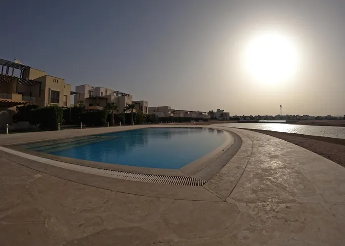 Cyan 4-bedroom Townhouse Villa, Sleeps 6-10 Persons * الجونة