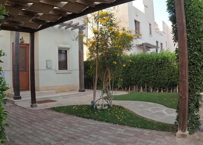 Cyan 4-bedroom Townhouse Villa, Sleeps 6-10 Persons الجونة